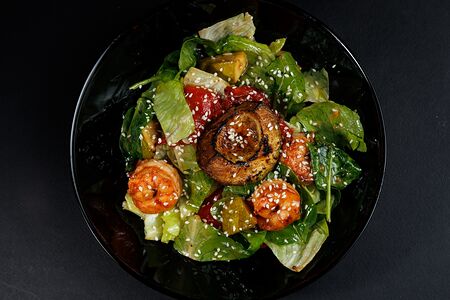 Салат с авокадо гриль и тигровыми креветками