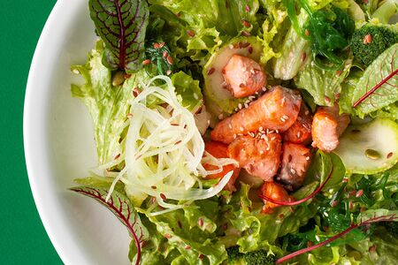 Зеленый салат с диким лососем в кунжутной заправке