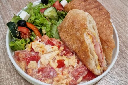 Скрембл с томатами и маслинами