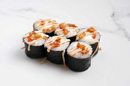 Малый ролл с помидоркой, курицей, сыром, соусом спайси и луком фри №16