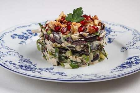 Салат из индейки со сливочным мацони, виноградом и орехами