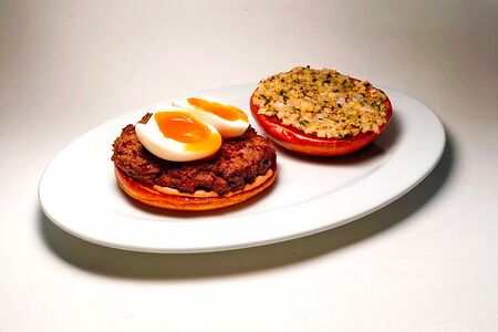 Бифштекс, русский соус, яйцо всмятку