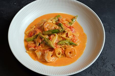 Паста с креветками и спаржей