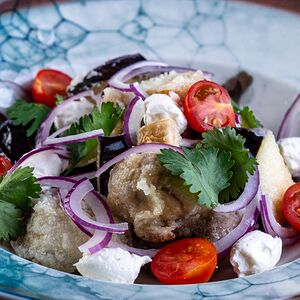 Салат с хрустящими баклажанами и шампиньонами