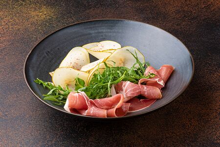 Прошутто с руколой и грушей