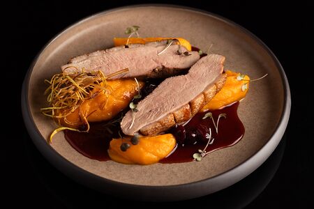 Утиная грудка с тыквенным кремом и вишневый демигляс