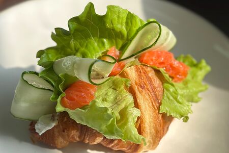 Круассан с красной рыбой