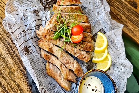 Стейк из свиной шеи со сливочно-перечным соусом