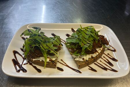 Брускетта с вялеными томатами и сыром