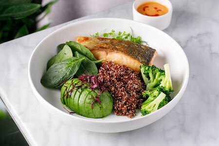 Стейк из лосося с красным киноа, авокадо, брокколи и соусом биск