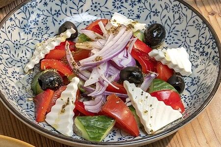 Легкий овощной салат с сыром фета