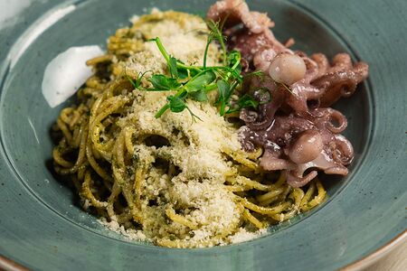 Спагетти с соусом песто и мини-осьминогами