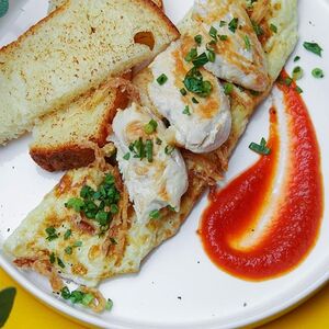 С куриной грудкой глазунья