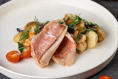 Морской окунь с молодым картофелем и шпинатом 