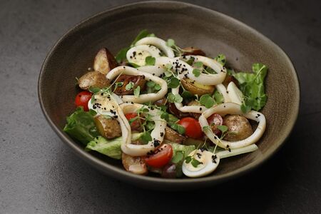 Теплый кальмар и печеный картофель