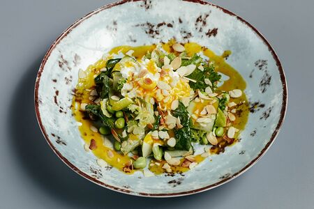 Зеленый салат со страчателлой и манговым соусом