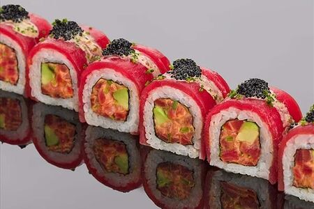 Ролл из тунца еллоуфин с тобико и ореховым соусом