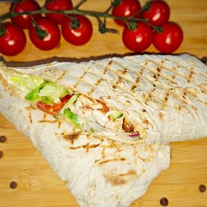 Люля-кебаб из курицы в тонком лаваше с овощами