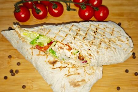 Люля-кебаб из курицы в тонком лаваше с овощами