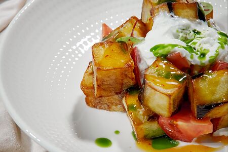 Cалат с хрустящими баклажанами и сыром страчателла