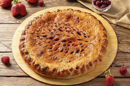 Осетинский пирог с клубникой и бананом