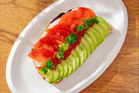 Тост с авокадо, страчателлой и томатами 