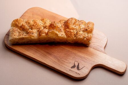 Фокачча, запеченная с сыром моцарелла