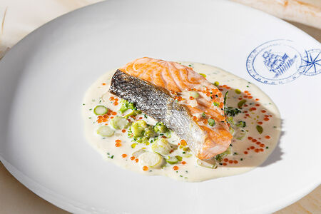 Лосось, спаржа, сливочно-икорный соус