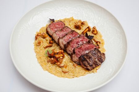 Стейк Нью-Йорк с орзо и лисичками 