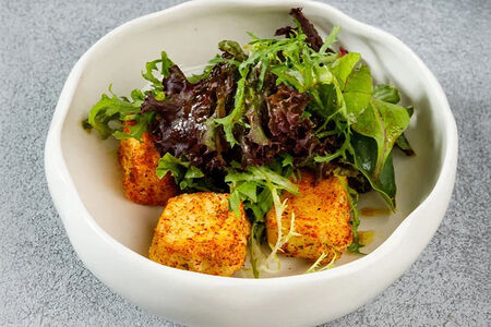 Микс зелени с хрустящим тофу и шичими тогараши