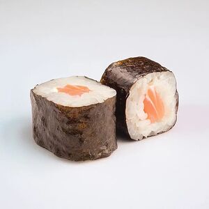 Маки со свежим лососем