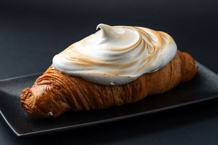 Круассан с меренгой и лимонным кремом