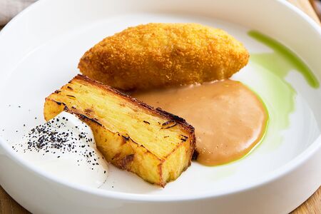 Щучья котлета с соусом из креветок