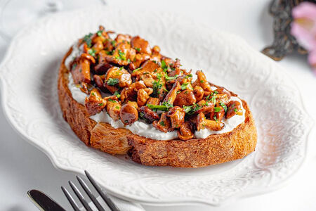 Брускетта с лисичками 