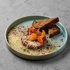 Тартар из говядины с ржаными гренками