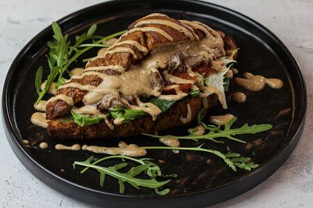 Круассан с ростбифом и пряными томатами и перечным соусом