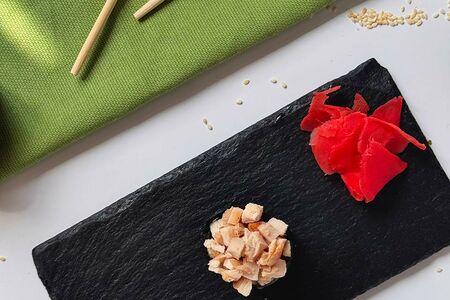 Острый гункан с курицей