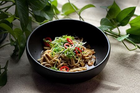 Лапша удон с курицей, древесными грибами и перечным соусом