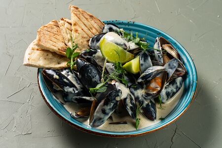 Мидии в соусе дорблю