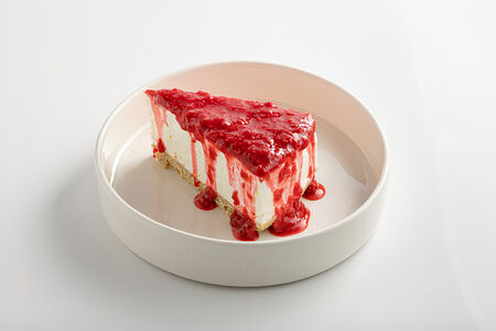 Домашний сырный торт с малиновым соусом