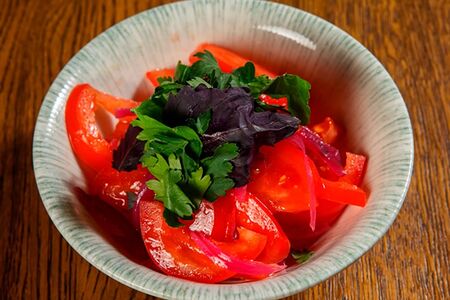 Помидоры с луком