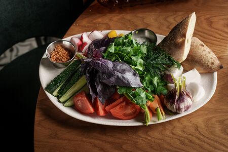 Свежие овощи с зеленью