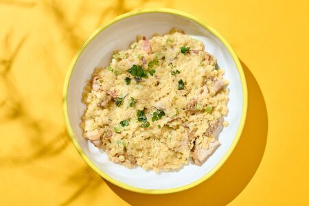 Птитим с курицей и беконом в сливочном соусе