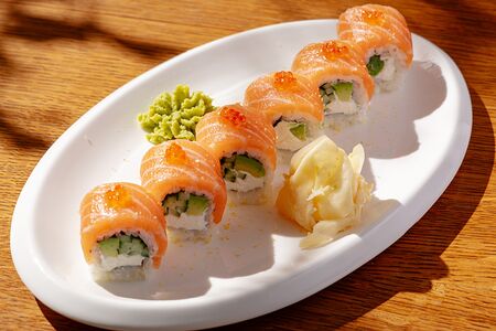 Ролл Филадельфия с лососем и красной икрой