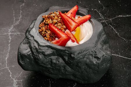 Мацони с медом и грецким орехом