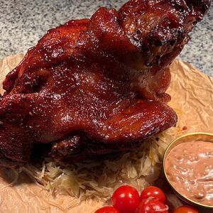 Голенка по-баварски маленькая в брусничной глазури