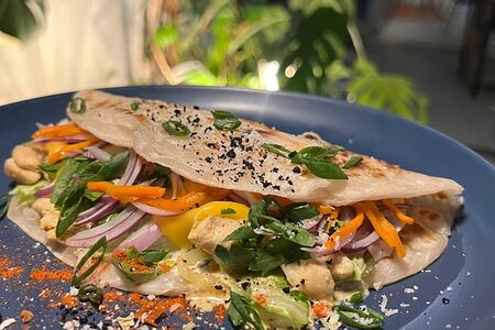 Роти Тика-масала с чеддером и зеленью