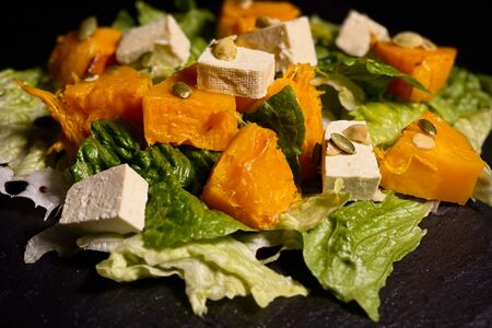 Салат из тыквы под медовой заправкой и сыром тофу