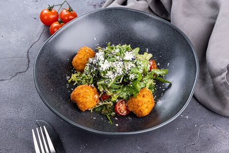 Салат с хрустящей моцареллой