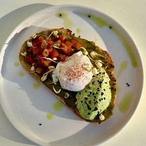 Авокадо-тост с яйцом пашот 